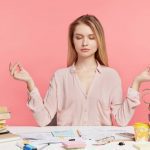 mujer con los ojos cerrados mientras se concentra