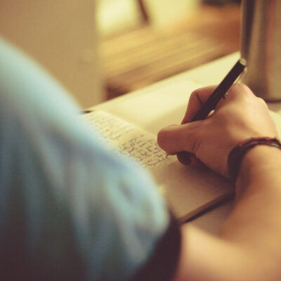 ¿Qué es la sinestesia y cómo usarla en tu escritura?